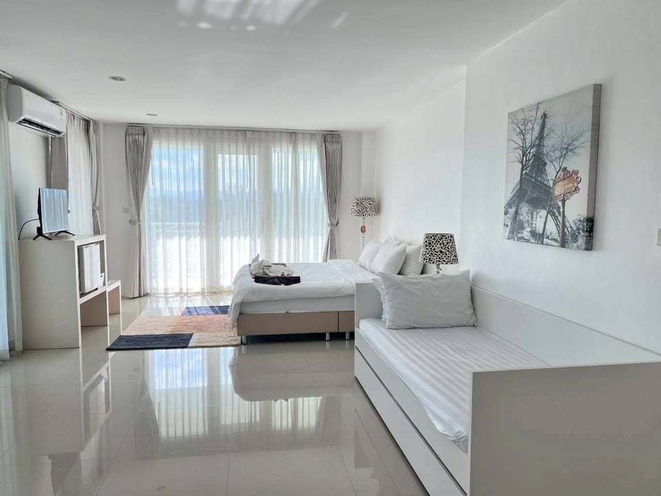 Deluxe Room | Desk, WiFi (free), bed sheets
