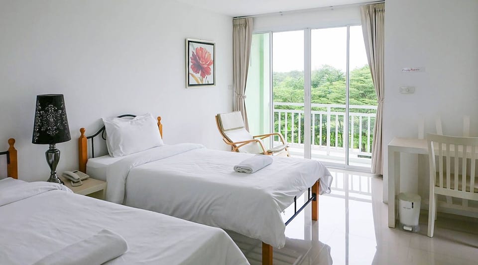 Standard Twin Room | Desk, WiFi (free), bed sheets