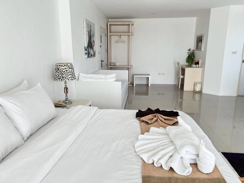 Deluxe Room | Desk, WiFi (free), bed sheets