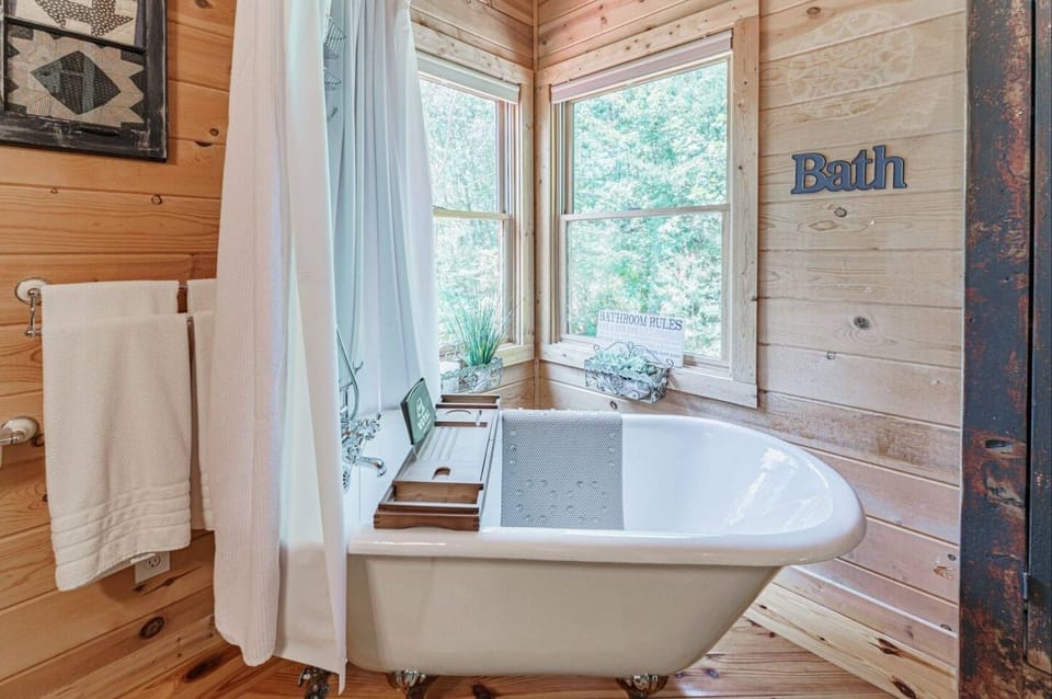 Powdermill Hill Cabin 3 Bedroom Cabin by RedAwning Cabin in Gatlinburg