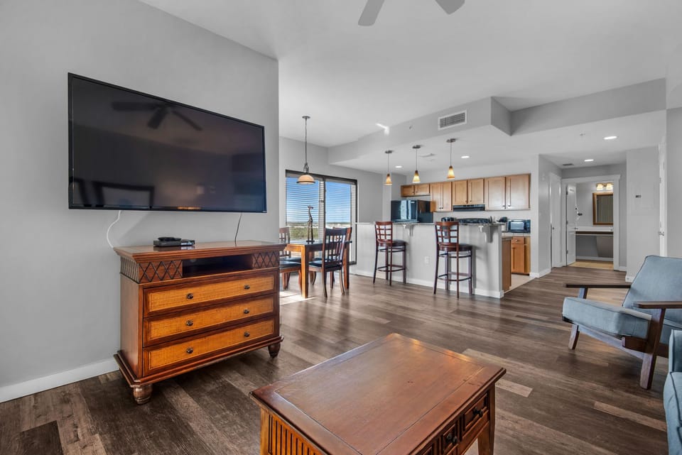 Kitchen & Dining Area with 2 bar stool at the bar for extra seating.