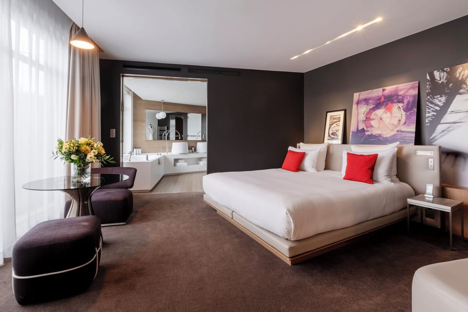 Codet Spa Suite | Hypo-allergenic bedding, down comforters, in-room safe, blackout drapes
