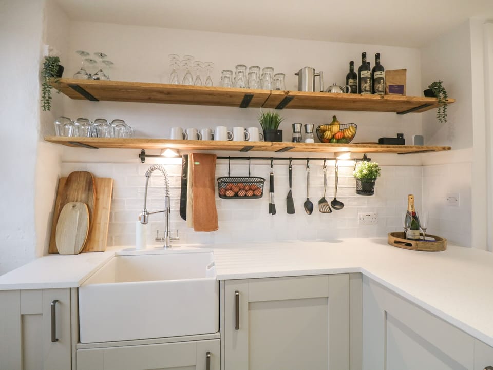 Cottage | Private kitchen | Fridge, dishwasher, electric kettle, toaster