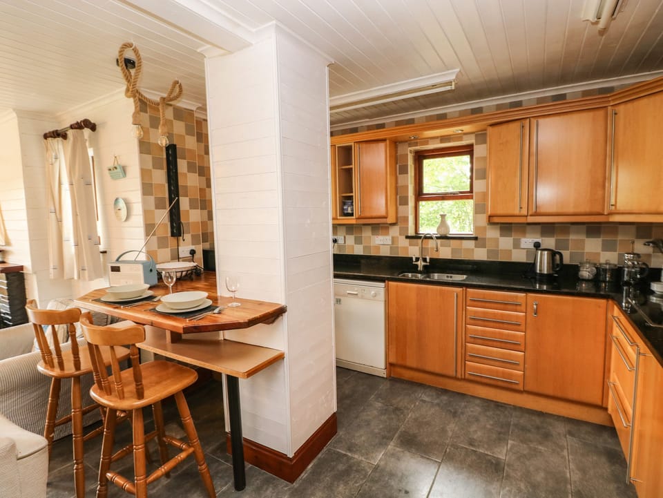 Cottage | Private kitchen | Fridge, dishwasher, electric kettle, toaster