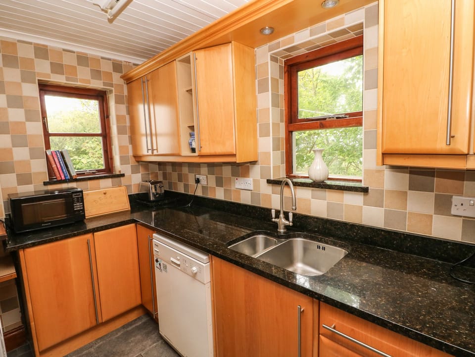 Cottage | Private kitchen | Fridge, dishwasher, electric kettle, toaster