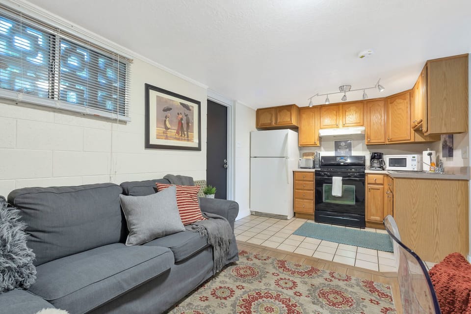 Cozy Canyon Rim Apt Living room & Kitchen