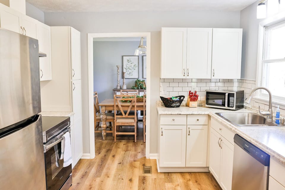 Nice well stocked kitchen 