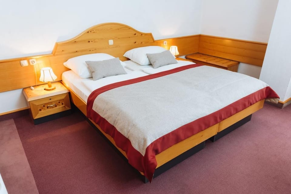 Minibar, in-room safe, WiFi (free)