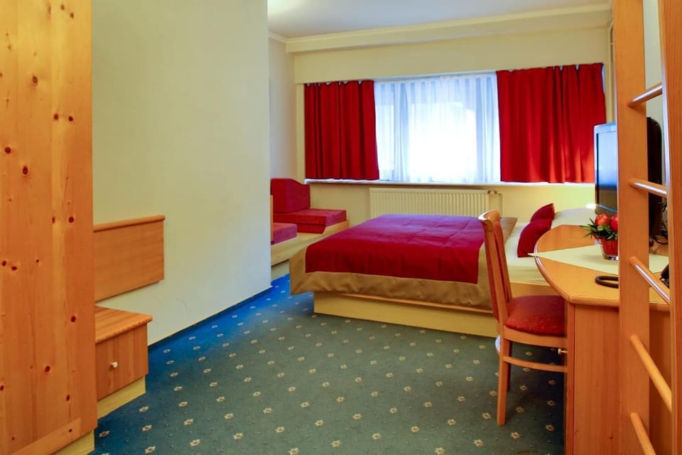 Minibar, in-room safe, WiFi (free)