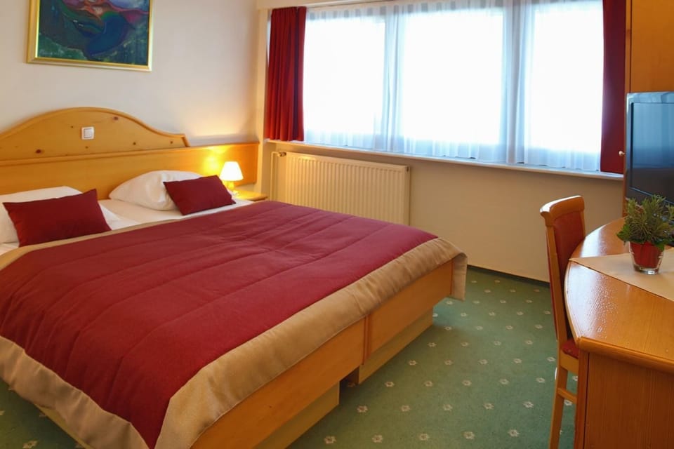 Minibar, in-room safe, WiFi (free)