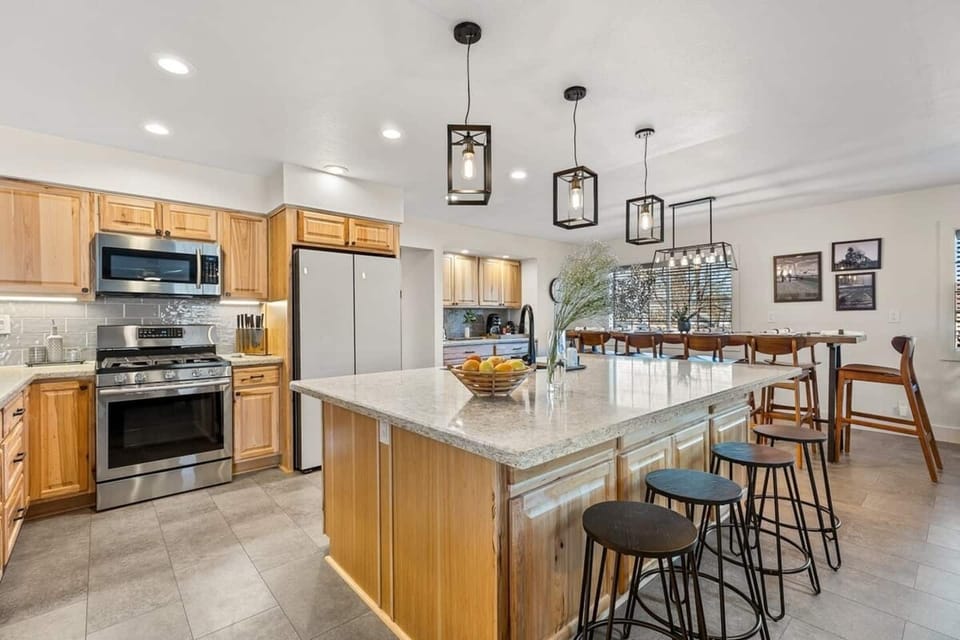 Gather around and cook up unforgettable meals in the well-stocked kitchen and family sized outdoor grill.