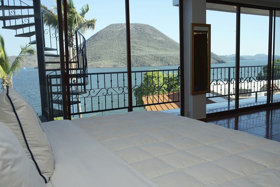 EL DON | Down comforters, pillowtop beds, laptop workspace, free WiFi