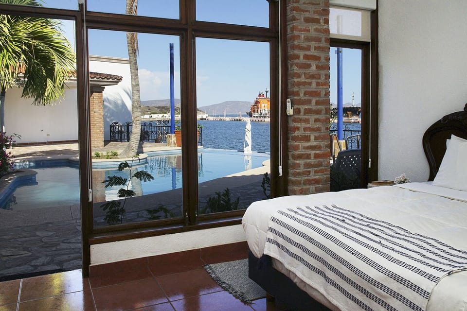 Zafiro | Down comforters, pillowtop beds, laptop workspace, free WiFi