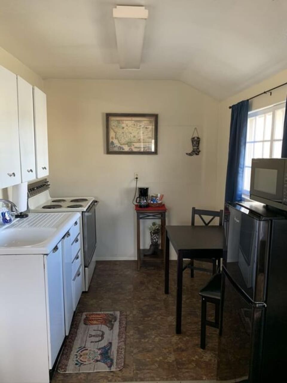 Full kitchen with seating area