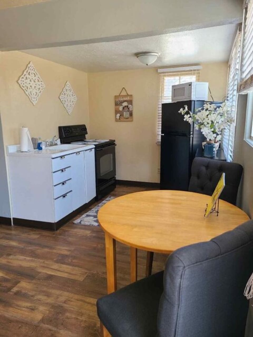 Full kitchen with seating area