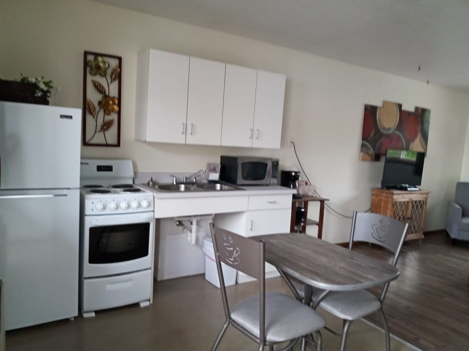 Full kitchen with seating area