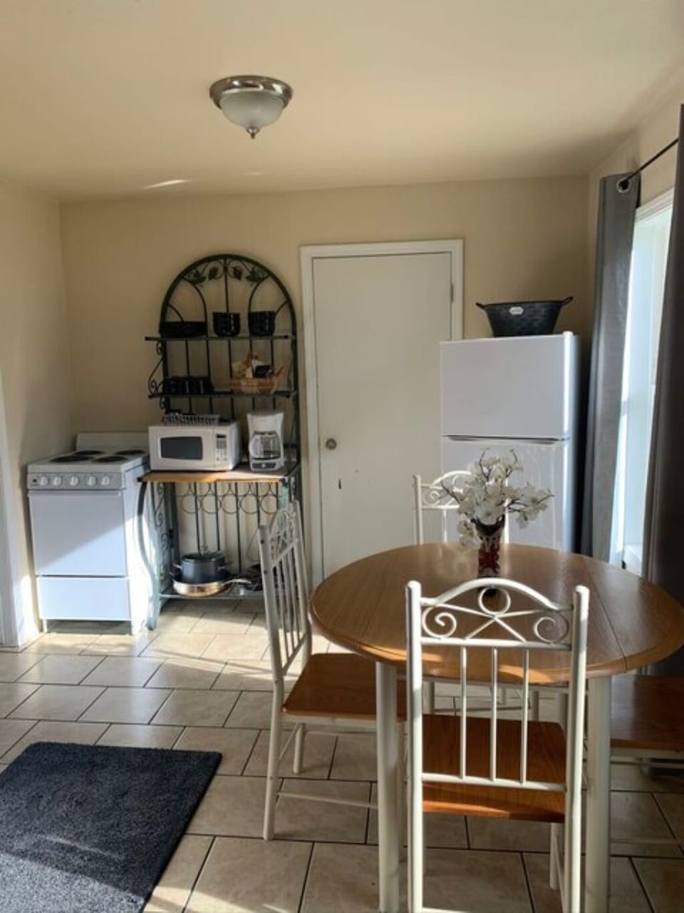 Full kitchen