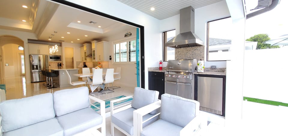 Outdoor BBQ grill with fridge