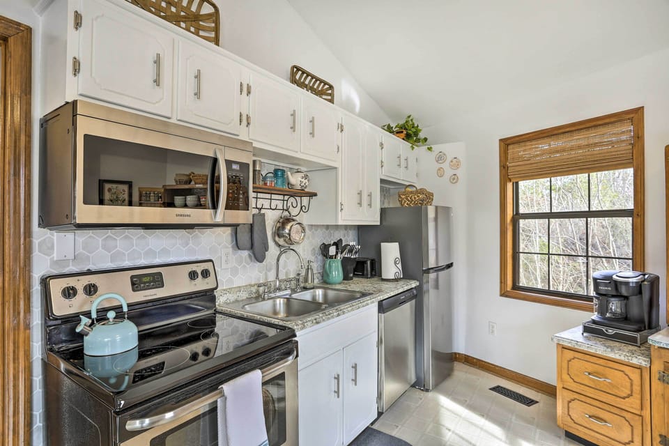 Kitchen | Cooking Basics | Coffee Maker | Paper Towels/Trash Bags Provided
