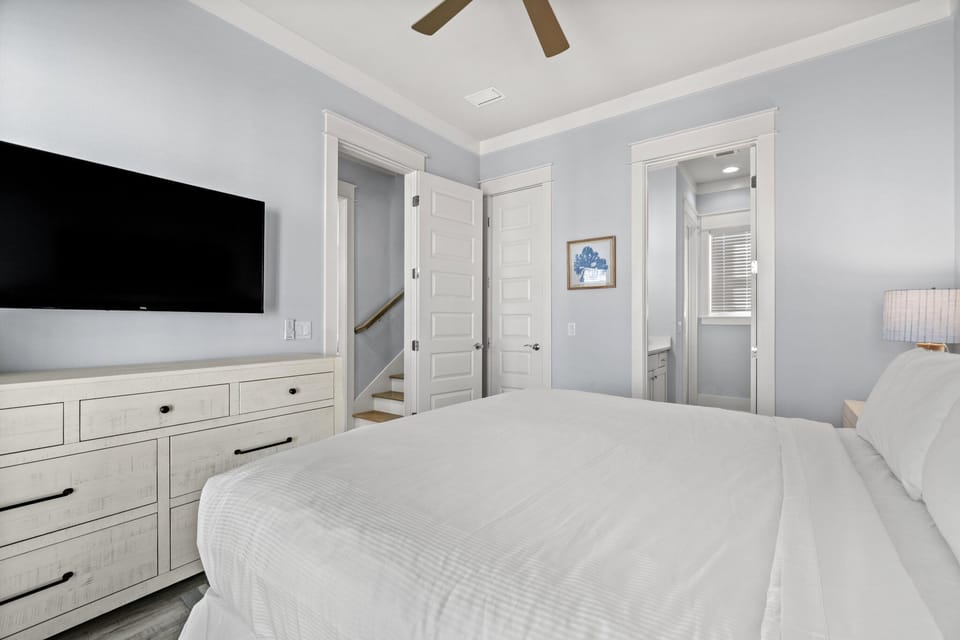 Second Floor King Bedroom - Balcony Access - En-suite Bathroom