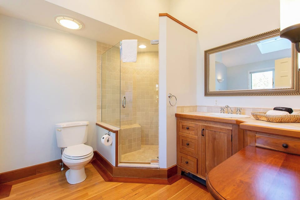 2nd Floor en suite Full Bathroom w/ Shower & Tub