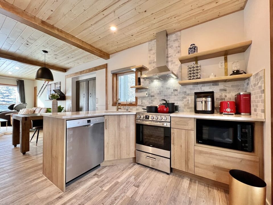 stove, oven, dishwasher, toaster, coffee maker ,ice maker, microwave ,Air fryer
