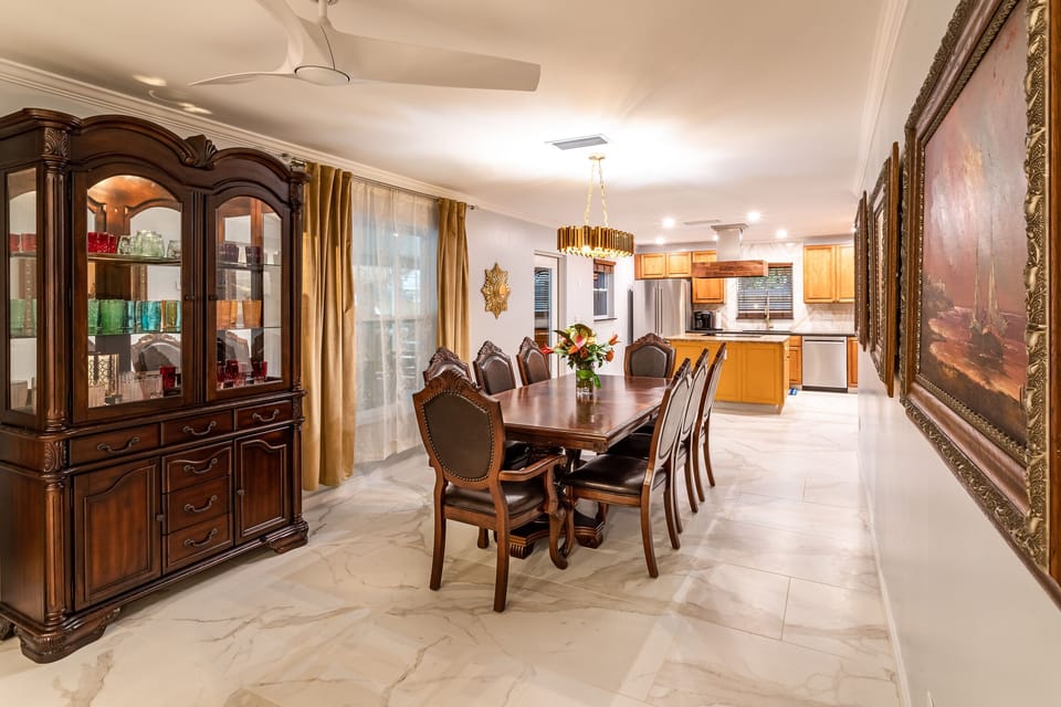 The dining room accommodates 8 guests