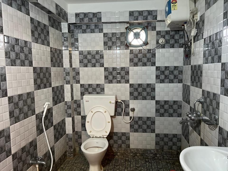 Deluxe Room | Bathroom | Shower, rainfall showerhead, towels