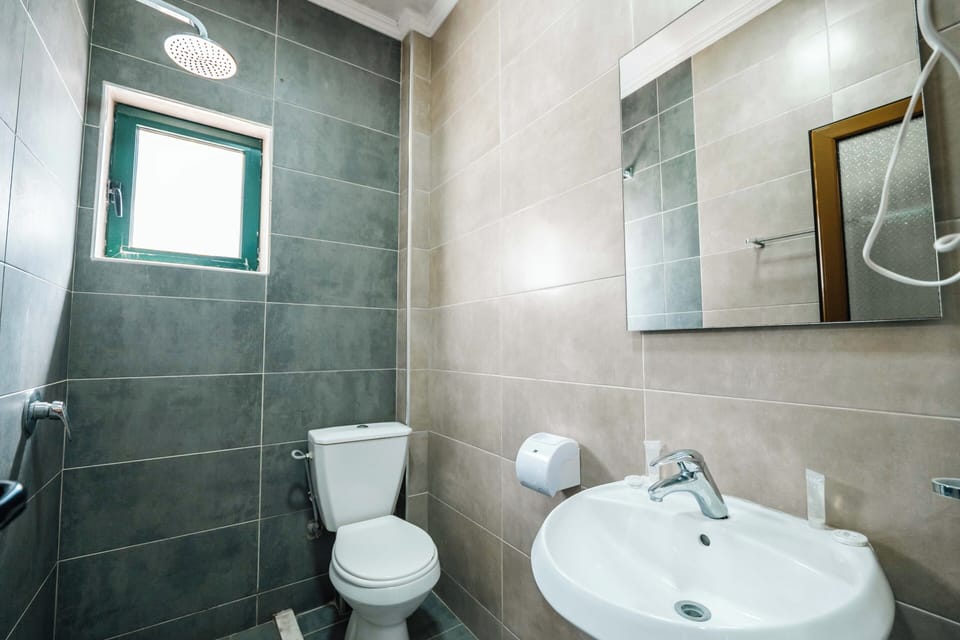 Standard Quadruple Room | Bathroom | Shower, rainfall showerhead, bidet, towels