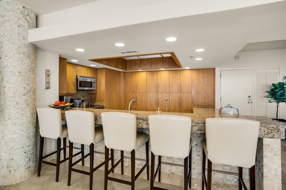 Eat-in bar seating