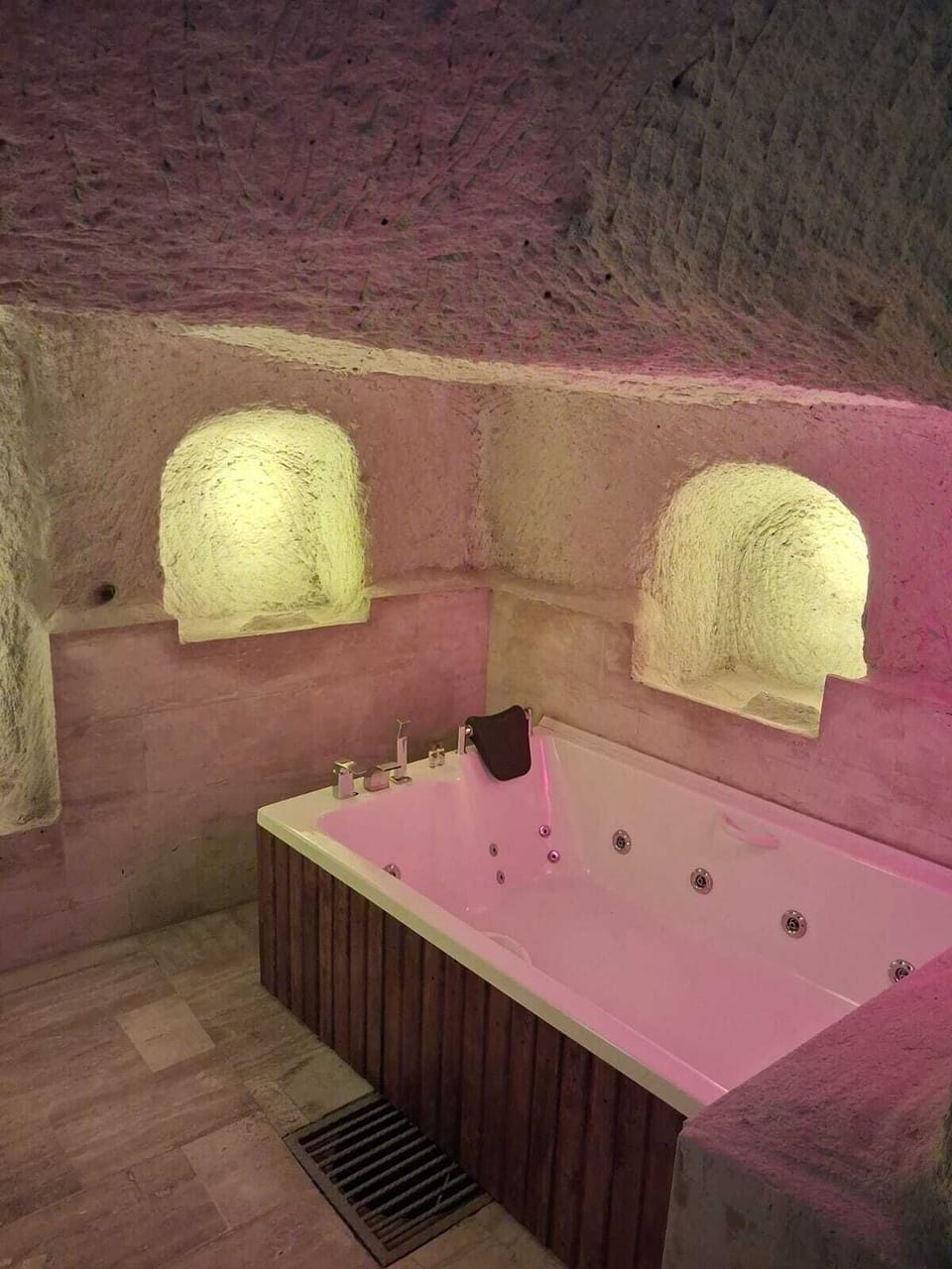 Superior Double Room | Bathroom | Shower, rainfall showerhead, free toiletries, hair dryer