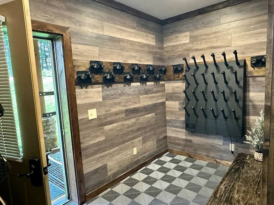 Gear room for skis or bikes - straight through the back door to slopes!