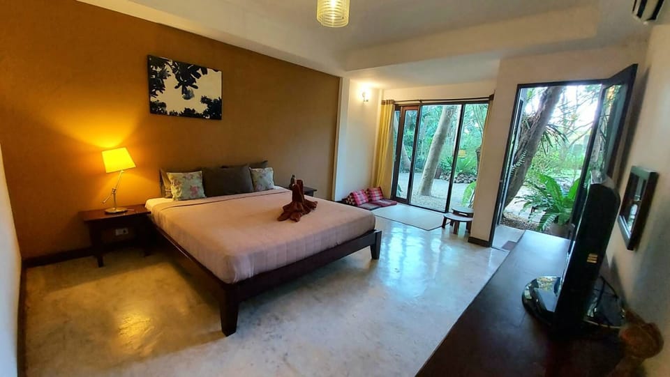 Deluxe Room | Pillowtop beds, desk, blackout drapes, rollaway beds
