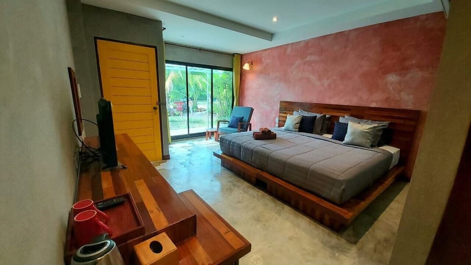 Exclusive Studio | Pillowtop beds, desk, blackout drapes, rollaway beds