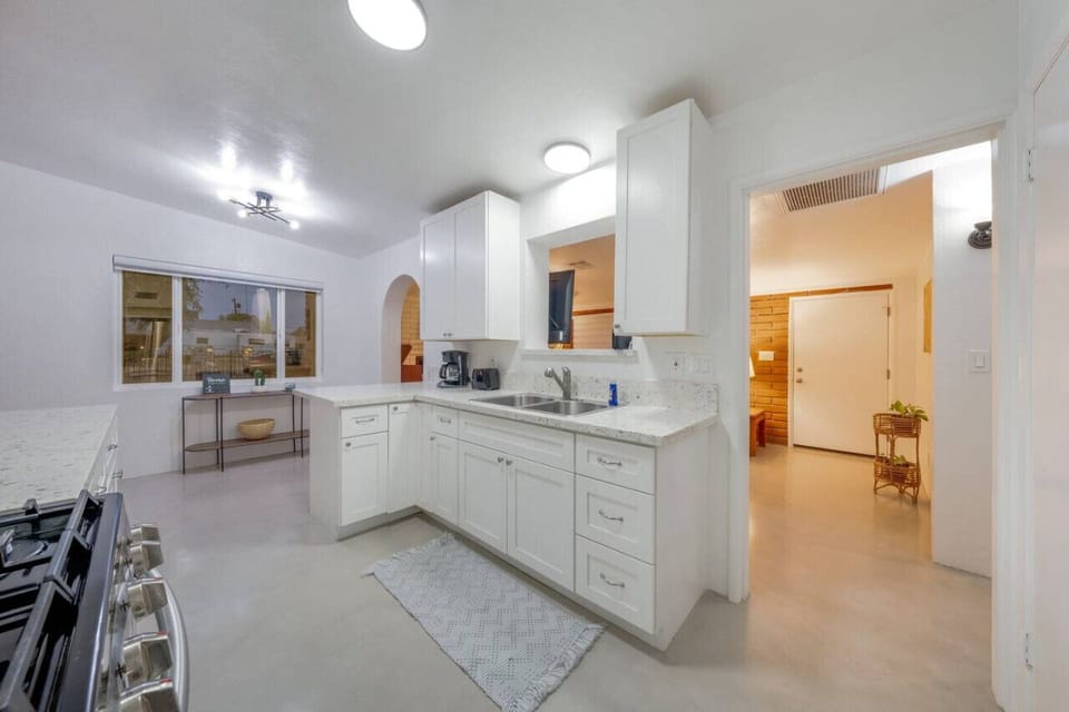 Lovely, fully-equipped kitchen with gas range and plenty of counter space