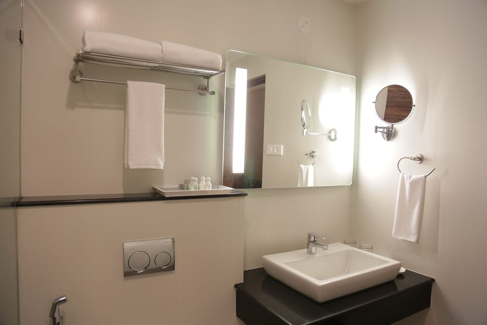 Shower, rainfall showerhead, free toiletries, hair dryer (on request)