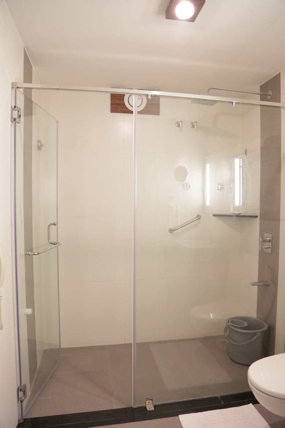 Shower, rainfall showerhead, free toiletries, hair dryer (on request)
