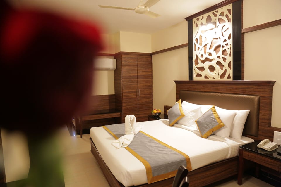 Royal Double or Twin Room, 2 Twin Beds | In-room safe, desk, laptop workspace, blackout drapes
