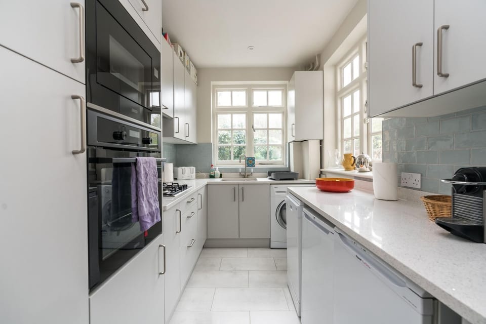 House (2 Bedrooms) | Private kitchen | Oven