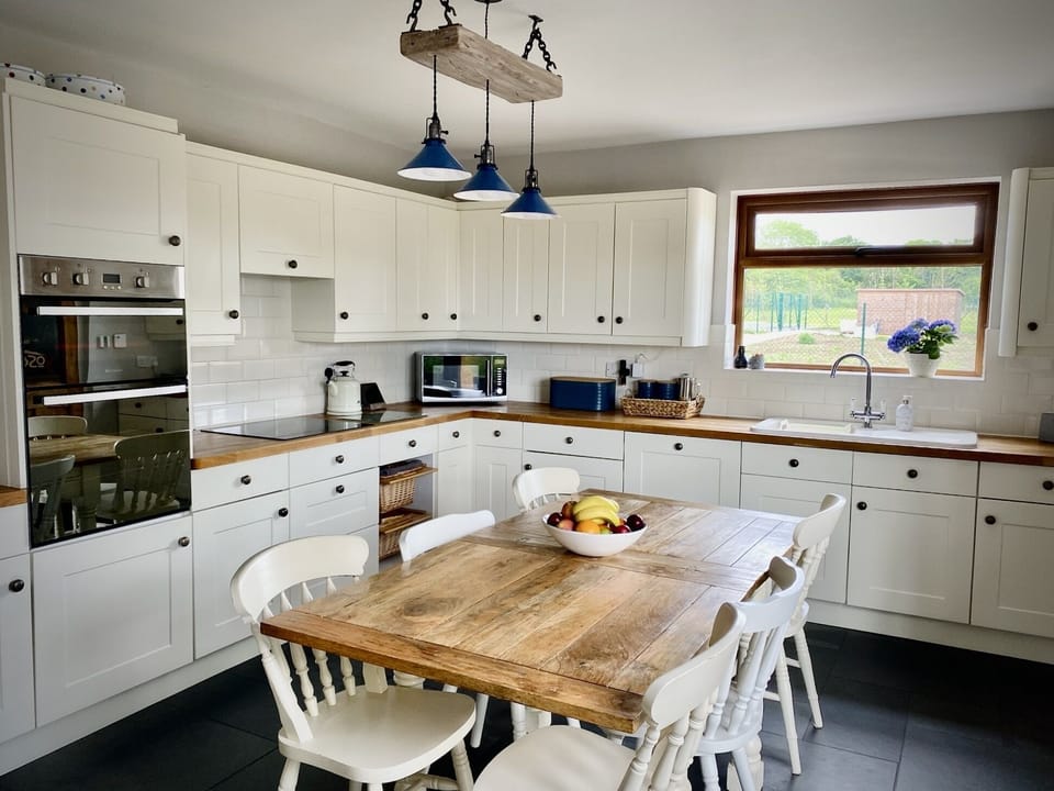 Kitchen with extending dinging table to accommodate 6 guests comfortably.