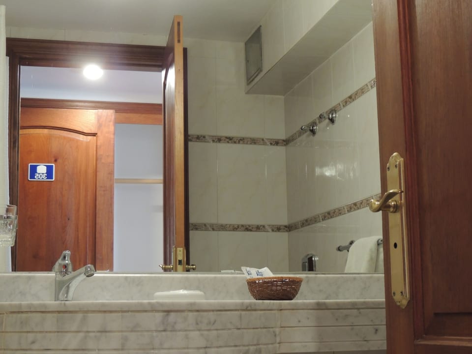 Combined shower/tub, free toiletries, hair dryer, bidet