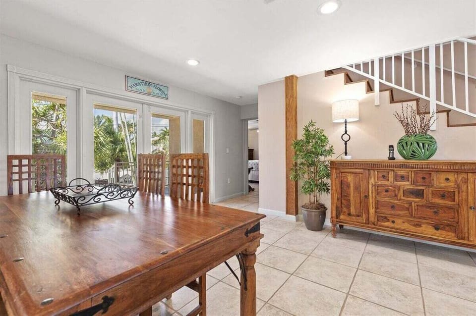 Additional surface and seats on the 1st level.