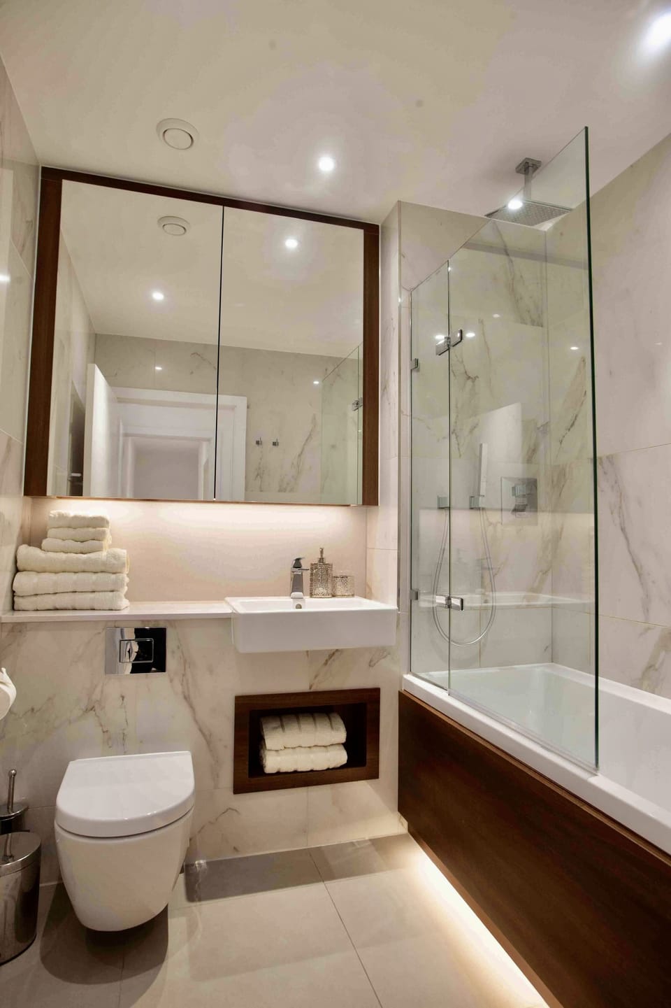 Apartment | Bathroom | Combined shower/tub, deep soaking tub, hair dryer, towels