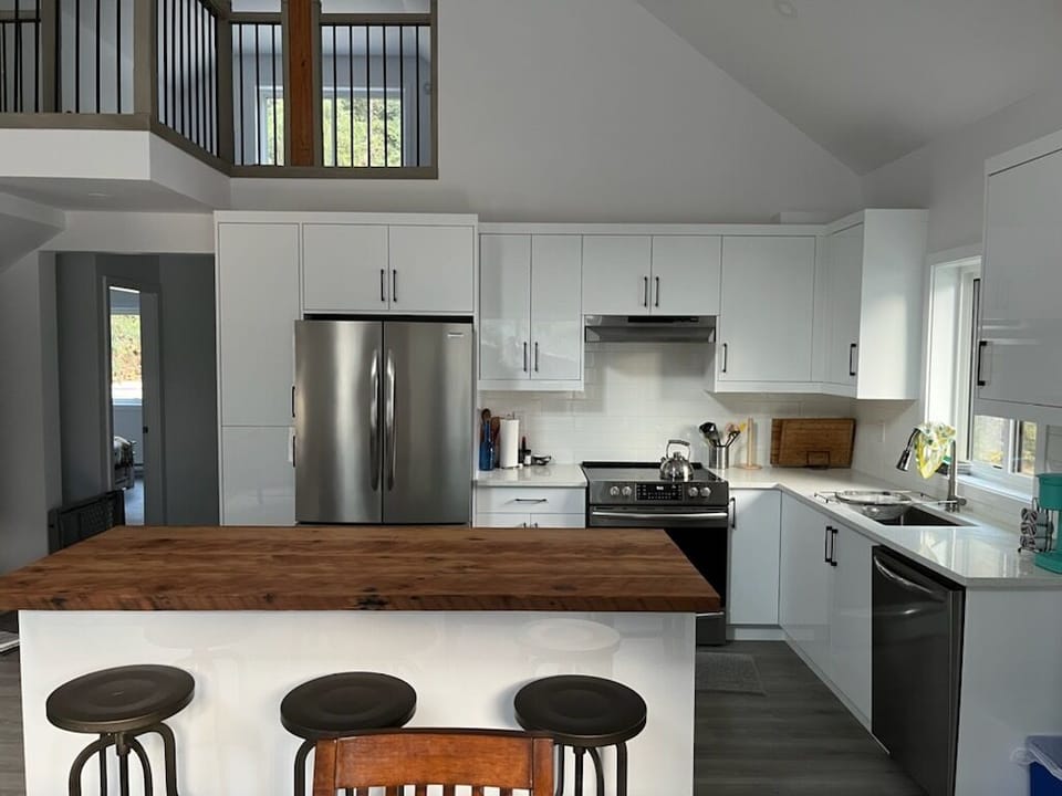 Full-size, fully-equipped kitchen, have cooked Thanksgiving dinner for 12 here 