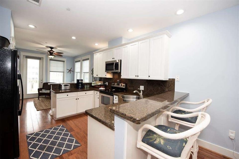 Well stocked kitchen- everything you need to start your stay!