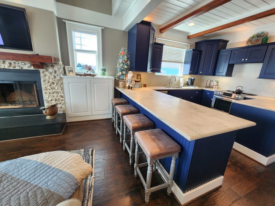 Kitchen bar with 4 seats