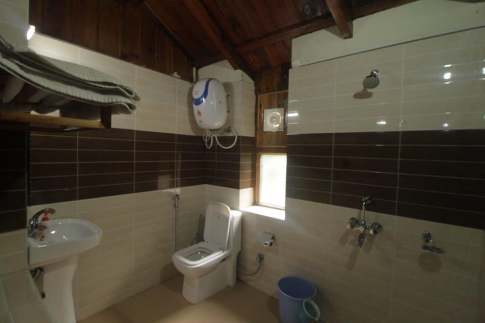 Deluxe Triple Room | Bathroom