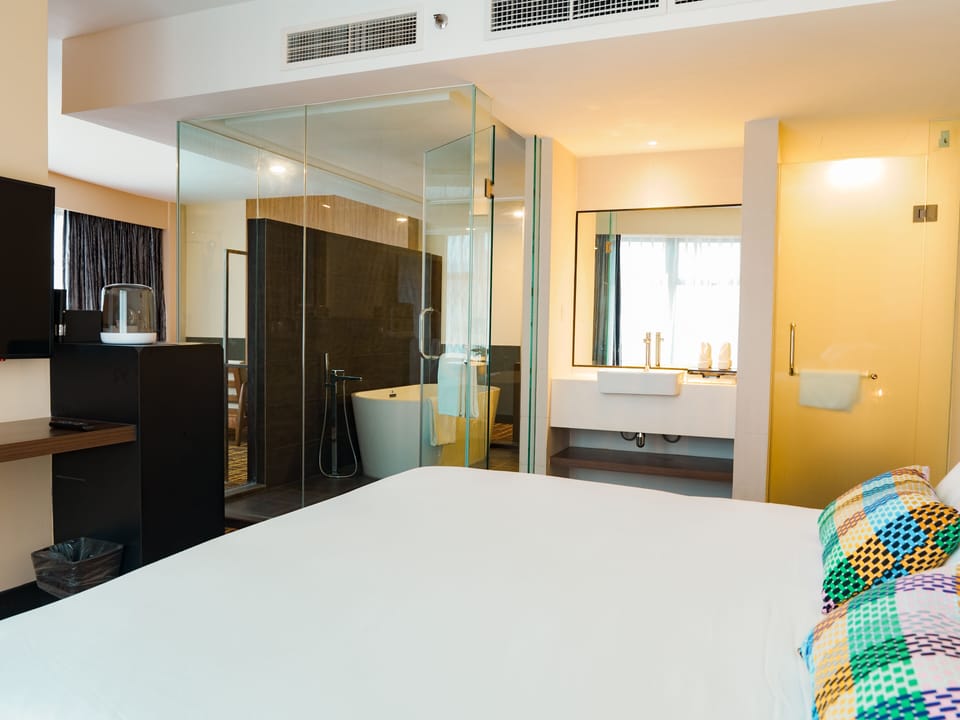 Bronze Suite | Minibar, in-room safe, desk, blackout drapes