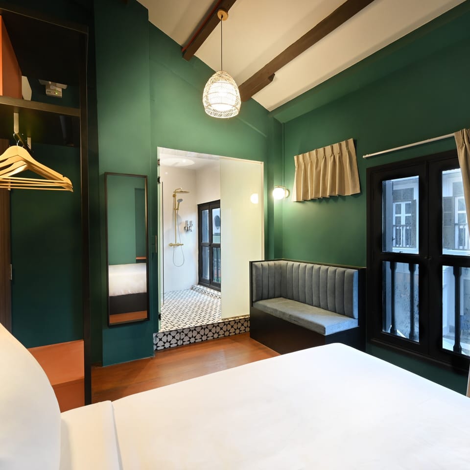 Deluxe Double Room, 1 Queen Bed, Ensuite, City View | Iron/ironing board (on request), WiFi (free), bed sheets