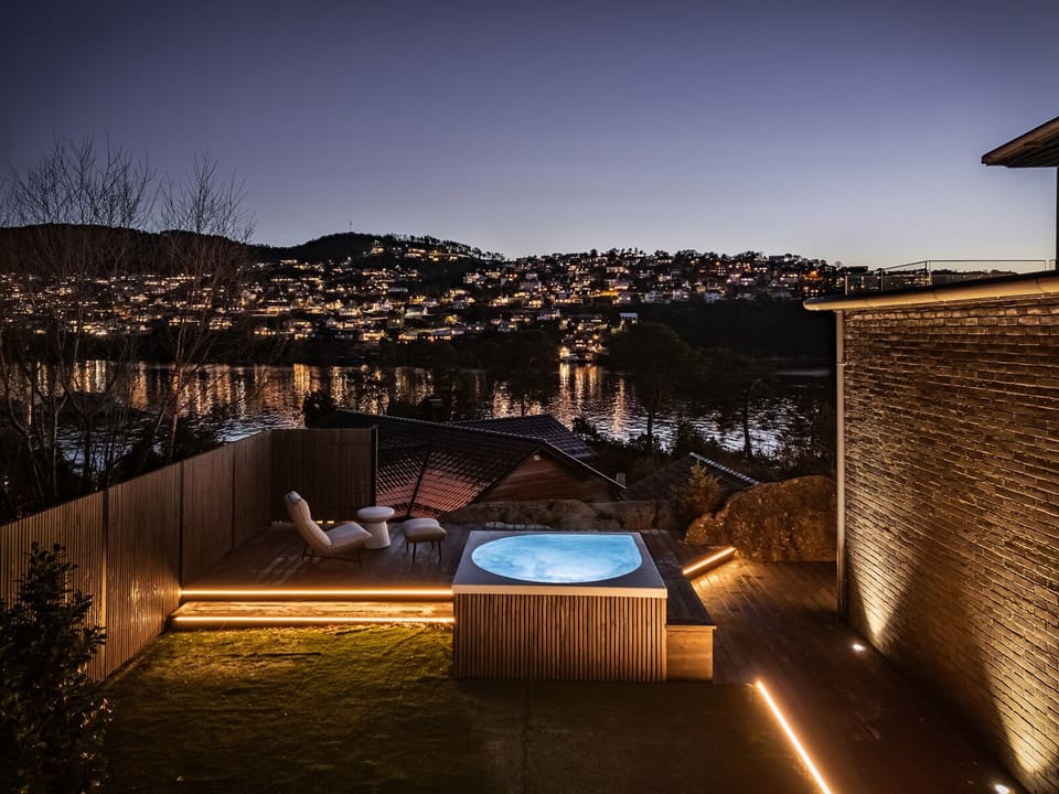 Outdoor spa tub